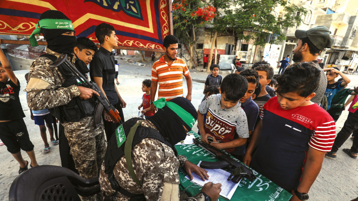 צעירים פלסטינים נרשמים למחנה נוער של חמאס ברפיח, צילום ארכיון