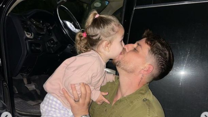 אורי נגר ובתו (צילום: צילום מסך אינסטגרם)