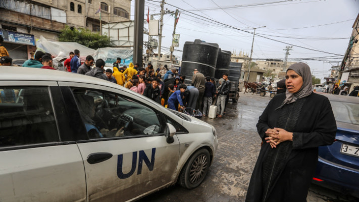 תושבי עזה מקבלים סיוע הומניטארי
