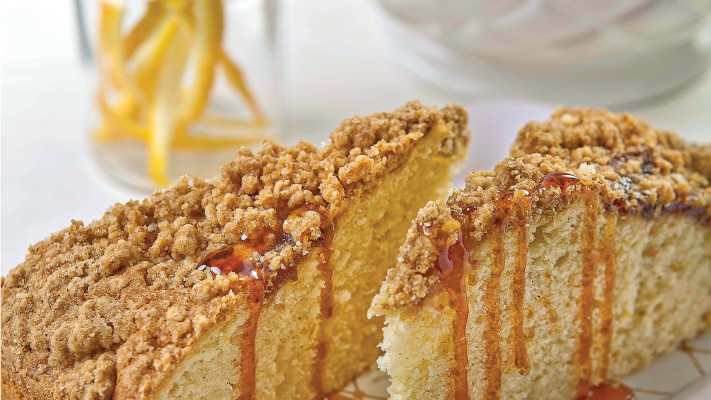 עוגה בחושה בניחוח תפוז עם ריבה ופירורים