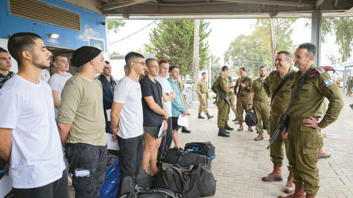 מתגייסים בבקו''ם (צילום: דובר צה''ל)