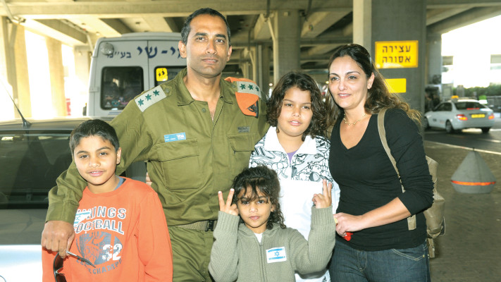 משפחת שמחי עם גיא הקטן (בסוודר האפור), 2010