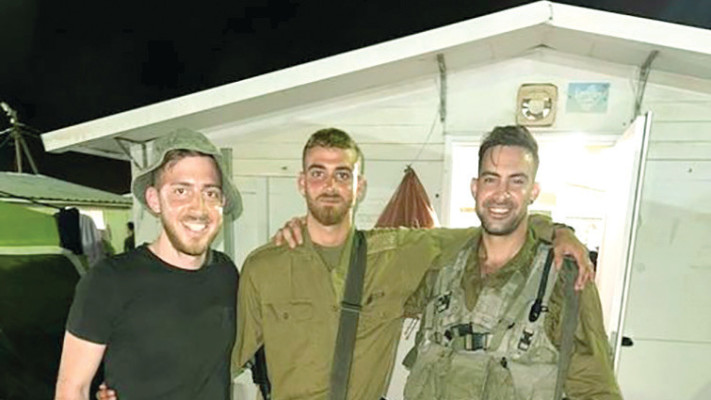 משפחת גנוסר, מימין לשמאל: אורן הבכור, ארבל הצעיר, אילון האמצעי