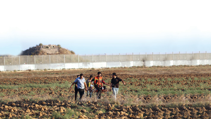 פלסטינים עימות עם ישראלים סמוך לגבול בין ישראל-עזה (צילום: עטיה מוחמד, פלאש 90)