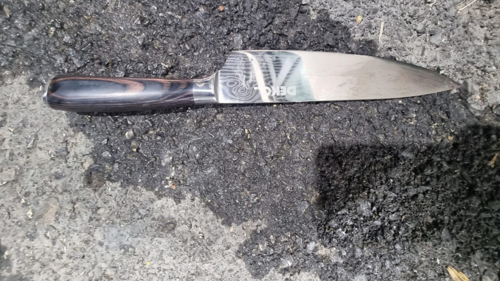 הסכין שנמצאה בזירת האירוע בירושלים (צילום: דוברות המשטרה)