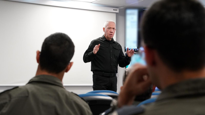 שר הביטחון גלנט בבסיס רמת דוד