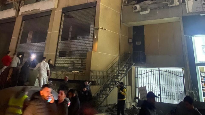 התקיפה בדירה ברובע הדאחייה בבירות (צילום: רשתות חברתיות ערביות)