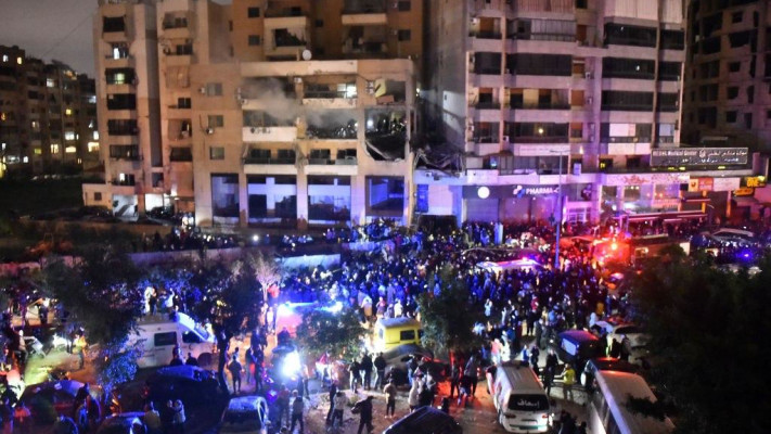 אזור הפיצוץ ברובע הדחיה שבדרום ביירות בלבנון (צילום: רשתות ערביות)