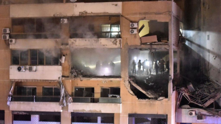 הדירה שהופצצה ברובע הדאחייה בביירות, לבנון (צילום: רשתות ערביות)