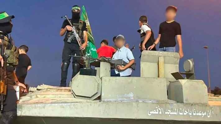 ילדים מתנסים באמצעי לחימה לצד פעילי ארגון הטרור חמאס (צילום: דובר צה''ל)