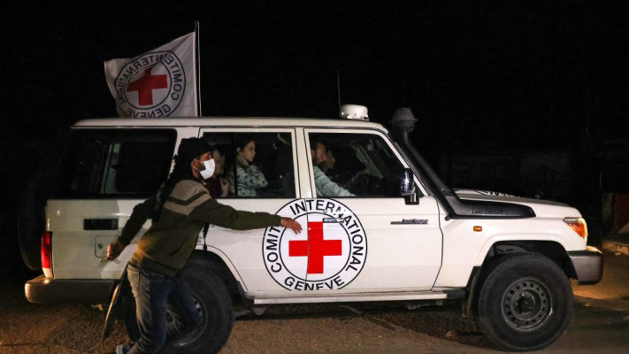 הטויוטות של הצלב האדום (צילום:  SAID KHATIB/AFP via Getty Images)