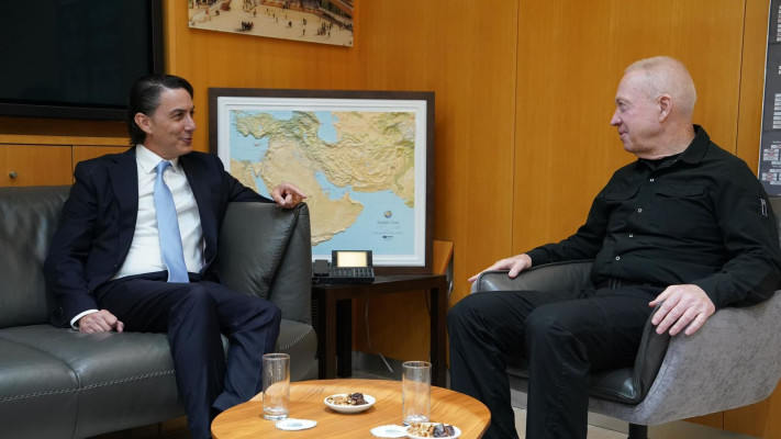 שר הביטחון יואב גלנט בפגישה עם השליח האמריקאי הוכשטיין (צילום: אריאל חרמוני, משרד הביטחון)