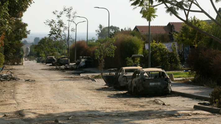 מכוניות שרופות בבארי (צילום:  Amir Levy/Getty Images)