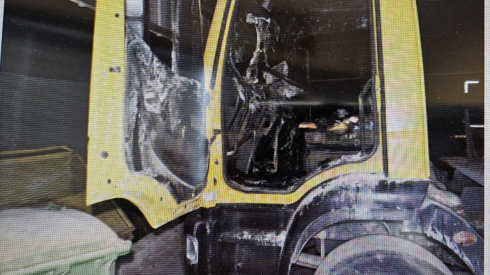 המשאית שהוצתה סמוך למבנה