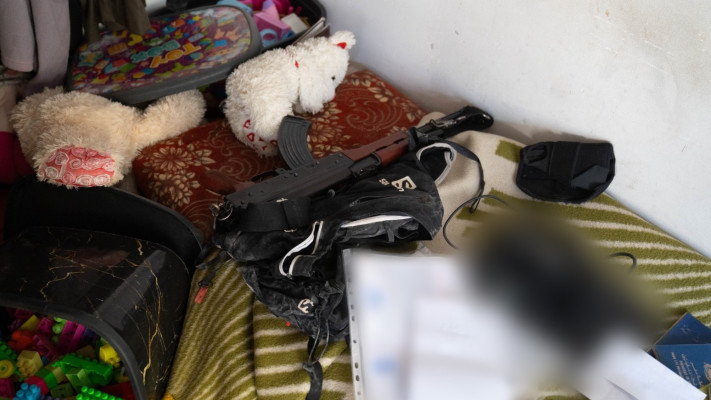 ציוד לחימה שאותר בבית מגורים בעזה