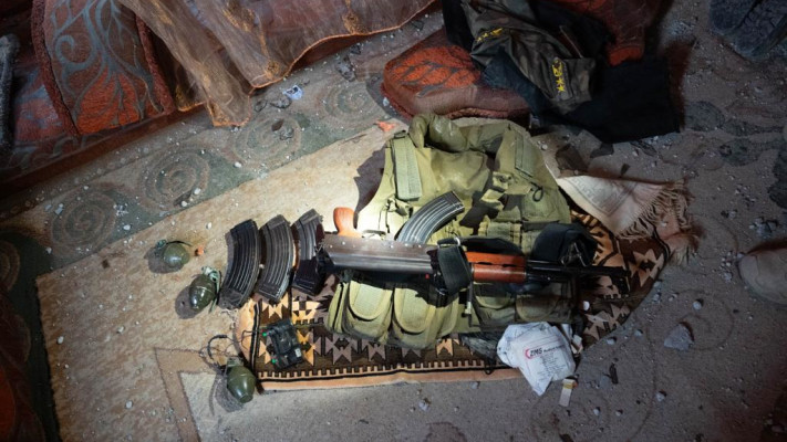 ציוד לחימה שאותר בבית מגורים בעזה
