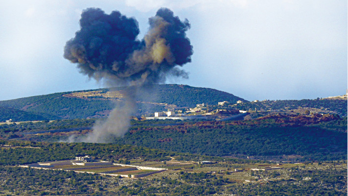 עשן מיתמר בגבול לבנון (צילום: איל מרגולין, פלאש 90)