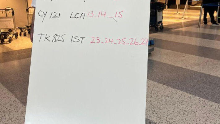 לוח הטיסות בשדה תעופה רפיק חרירי בביירות בלבנון (צילום: שימוש לפי סעיף 27א')