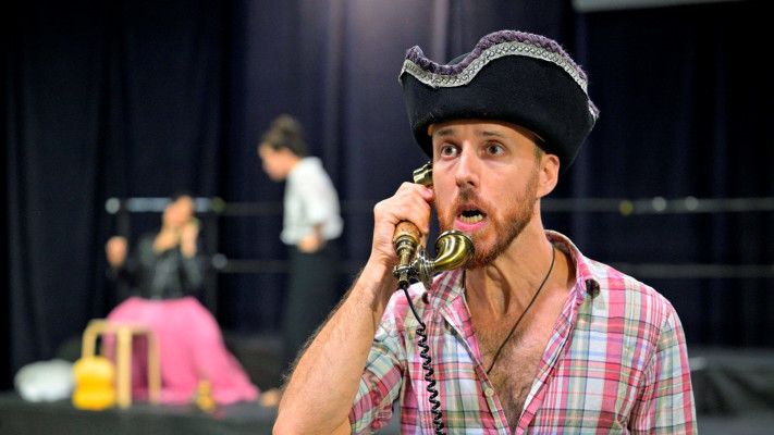 חנוך לוין האופרה תמונה מחזרה