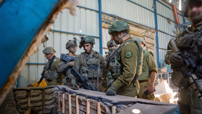 מפקד אוגדה 36, תת-אלוף דדו בר-כליפא ומפקד סיירת גולני, סגן-אלוף דוד באתר ייצור הטילים