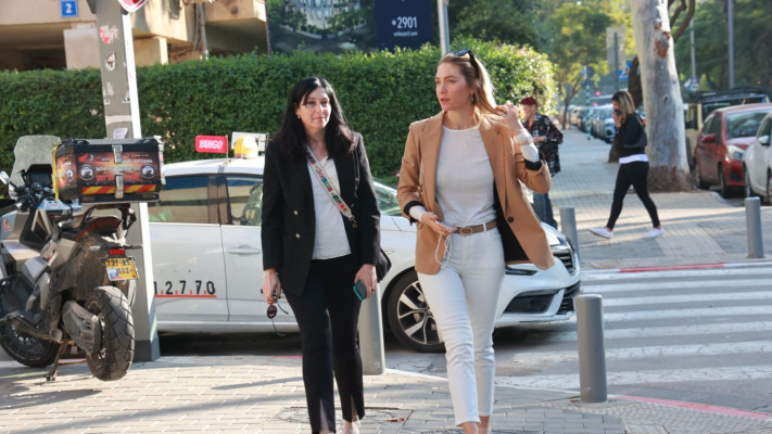 ג'ני צ'רוואני ועורכת דינה יהודית מייזלס בדרך לרבנות (צילום: עזרא לוי)