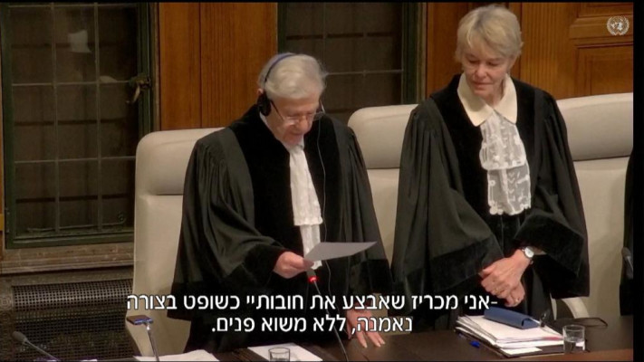 השופט אהרן ברק מושבע לדיון בהאג (צילום: צילום מסך חדשות 12)