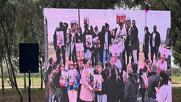 משפחות החטופים קוראות ליקיריהן שמעבר לגבול עזה