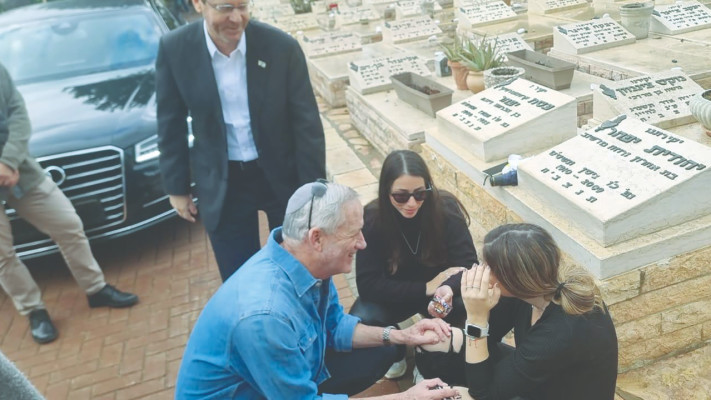 בני גנץ ונשיא המדינה יצחק הרצוג באזכרה של גל איזנקוט ז''ל (צילום: ספיר ניצן)