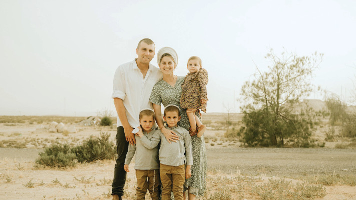 אמונה ליבמן, בעלה חגי ושלושת ילדיהם (צילום: צילום פרטי)