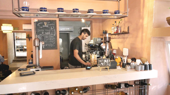 טל מליחי שגוייס למילואים אחד הבעלים של קפה ובר יין יעקב בתל אביב (צילום: תומר סלוצקי)