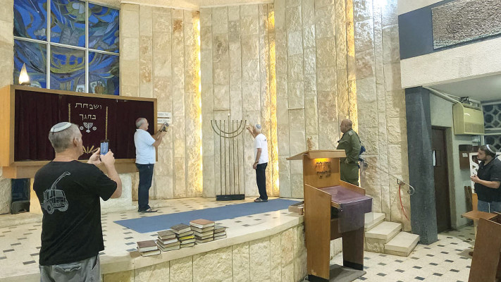 הדלקת נר ראשון של חנוכה 