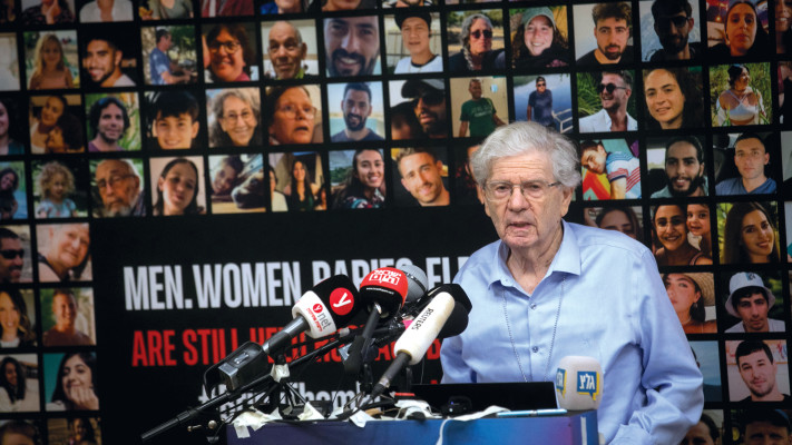 אהרון ברק במסיבת עיתונאים של המטרה לשחרור החטופים (צילום: מרים אלסטר, פלאש 90)