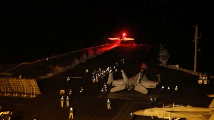 נושאת מטוסים בדרך למתקפה בתימן (צילום: רויטרס)