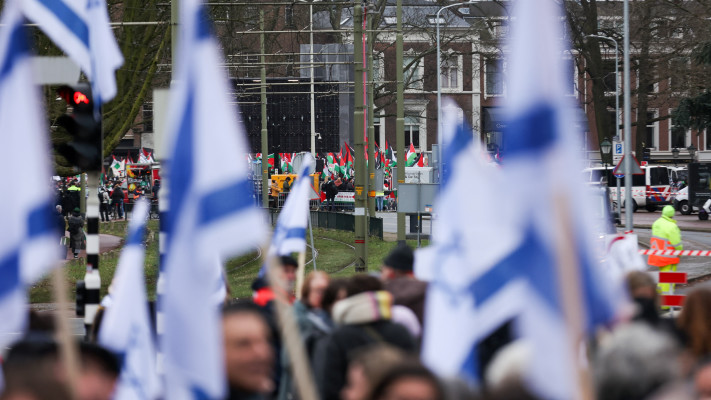 הפגנה פרו-ישראלית מחוץ לבית הדין בהאג (צילום: REUTERS/Thilo Schmuelgen)