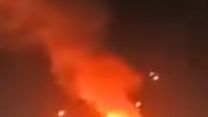 אש בצנעא לאחר תקיפה אמריקנית (צילום: רשתות ערביות)