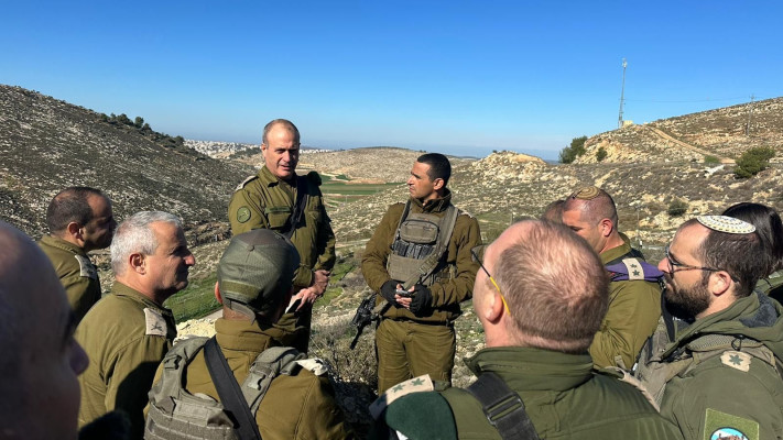 מפקד פיקוד המרכז, אלוף יהודה פוקס ומפקד חטיבת יהודה, אלוף-משנה ישי רוזיליו בהערכת מצב