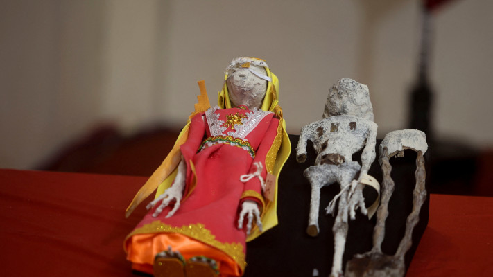 גופות החייזרים שהוצגו בקונגרס המקסיקני (צילום: רויטרס)