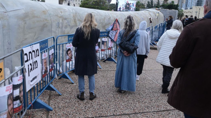 מנהרה המדמה את מנהרות החמאס בכיכר החטופים