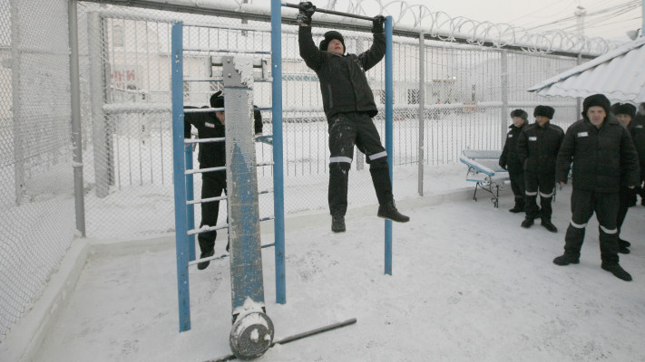 אסירים בכלא ברוסיה (צילום: REUTERS/Ilya Naymushin)