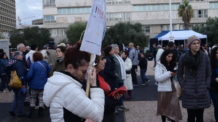 כיכר החטופים והנעדרים, שלט ובו נכתב ''עסקה עכשיו''