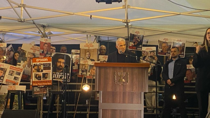 יאיר לפיד בכיכר החטופים