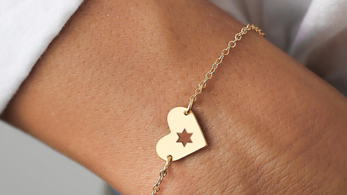 צמיד לב עוטף בזהב של שלומית אופיר