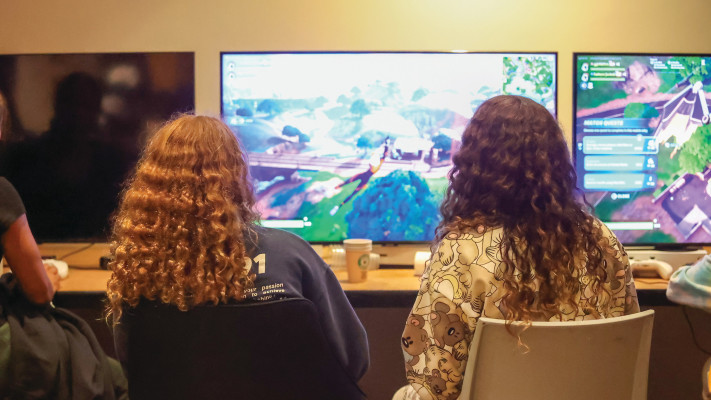 מפונים קיבוץ מפלסים חרבות ברזל מלון דן אכדיה 