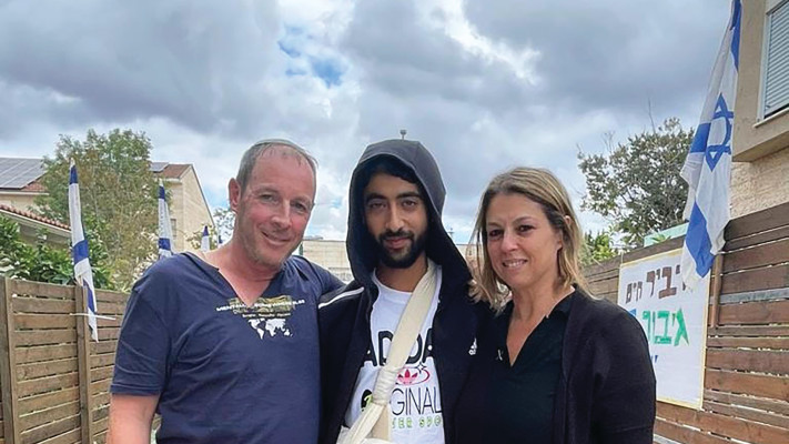 עמיחי רסלר ואשתו עם צבי כהן