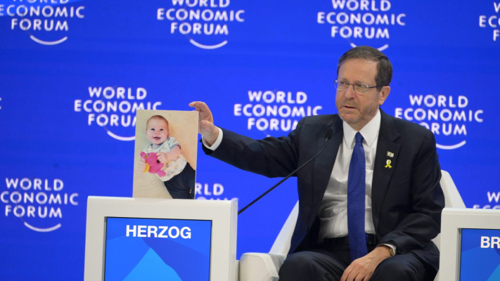 הנשיא הרצוג עם תמונת כפיר ביבס