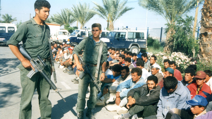 שנת 1993 פועלים פלסטינים מעזה (צילום: דודו גרינשפן)