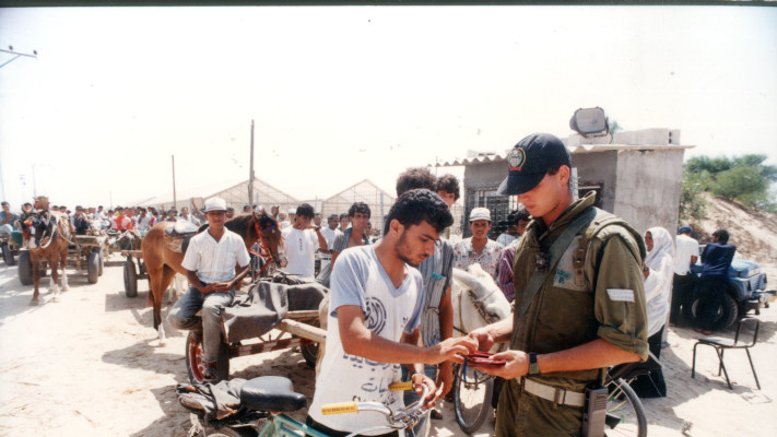 שנת 1993 פועלים פלסטינים מעזה (צילום: אדי ישראל)