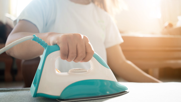 אם תנערו את הבגדים היטב לפני התלייה, יש מצב שלא תצטרכו לגהץ אותם אחר כך