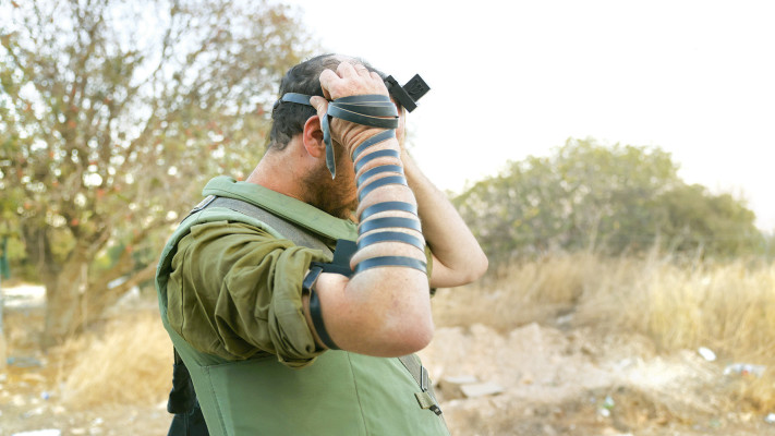 חייל מניח תפילין (צילום: דוד כהן, פלאש 90)