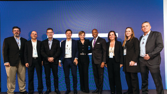 ראש עיריית ניו יורק, אריק אדמס (רביעי מימין) עם דיסקית החטופים בכנס Team8